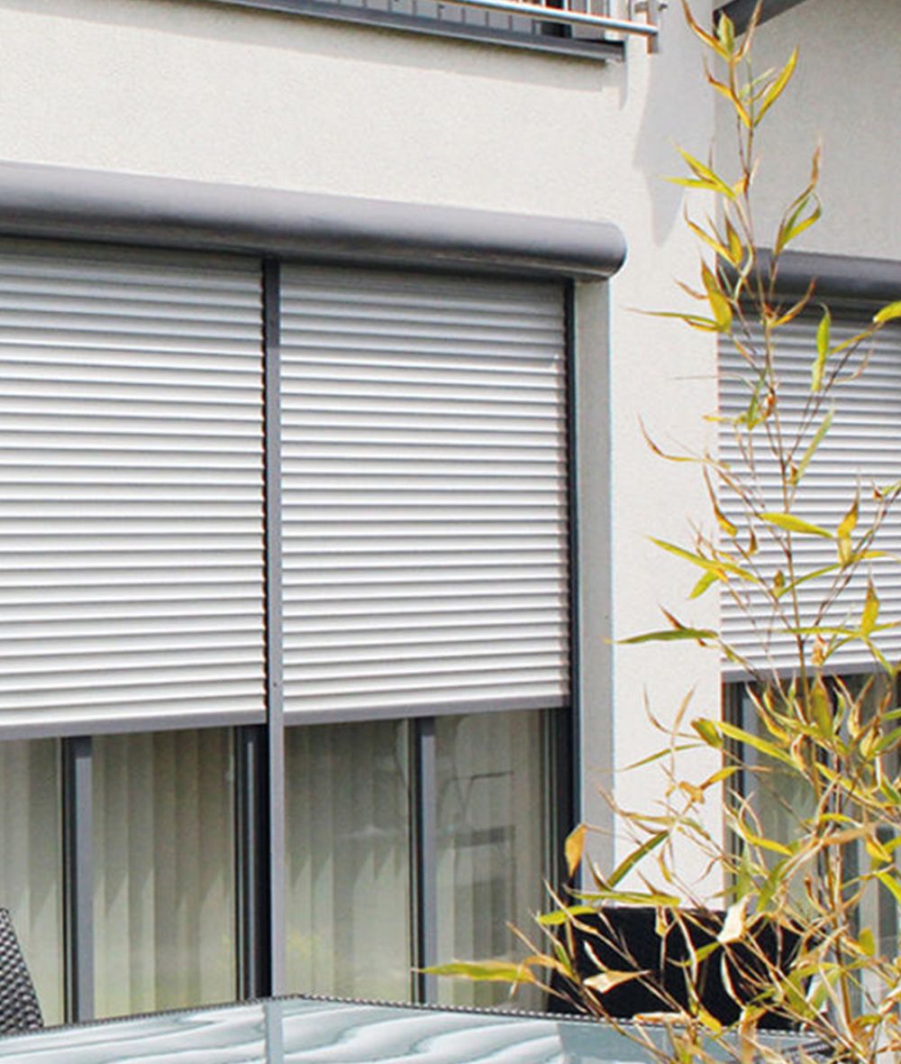 Screens aan de gevel van een woonhuis