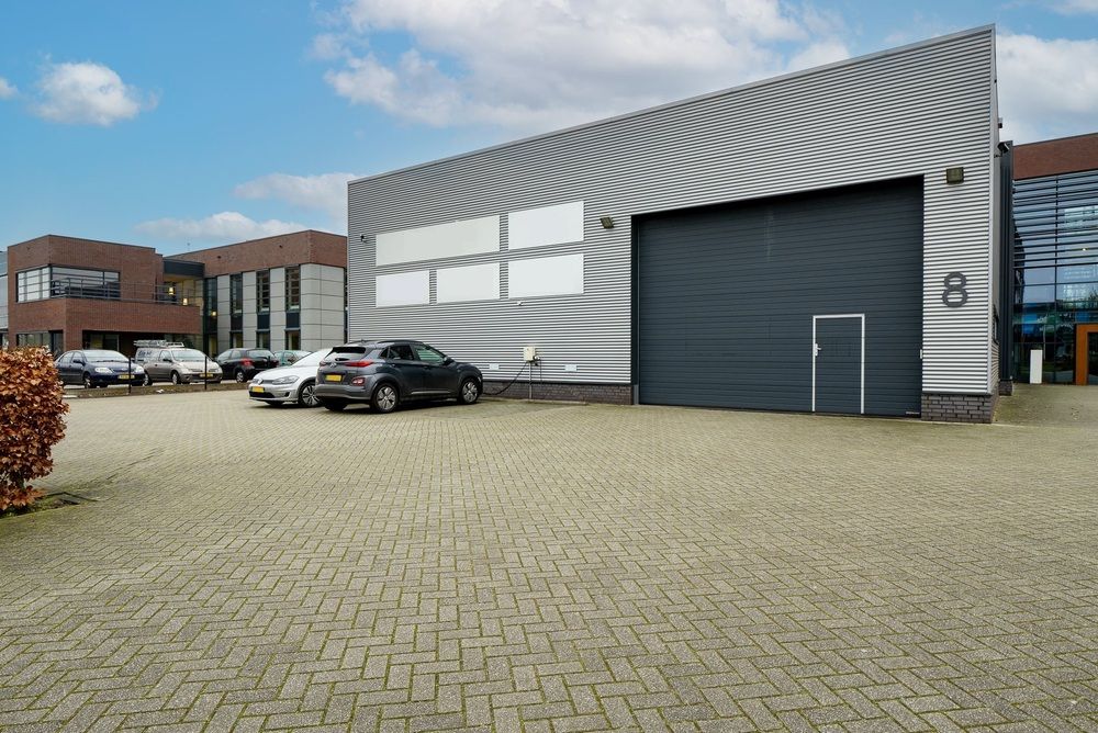 Het pand van Grandeur aan de Josink Esweg 8 in Enschede, met parkeerplaats voor de deur