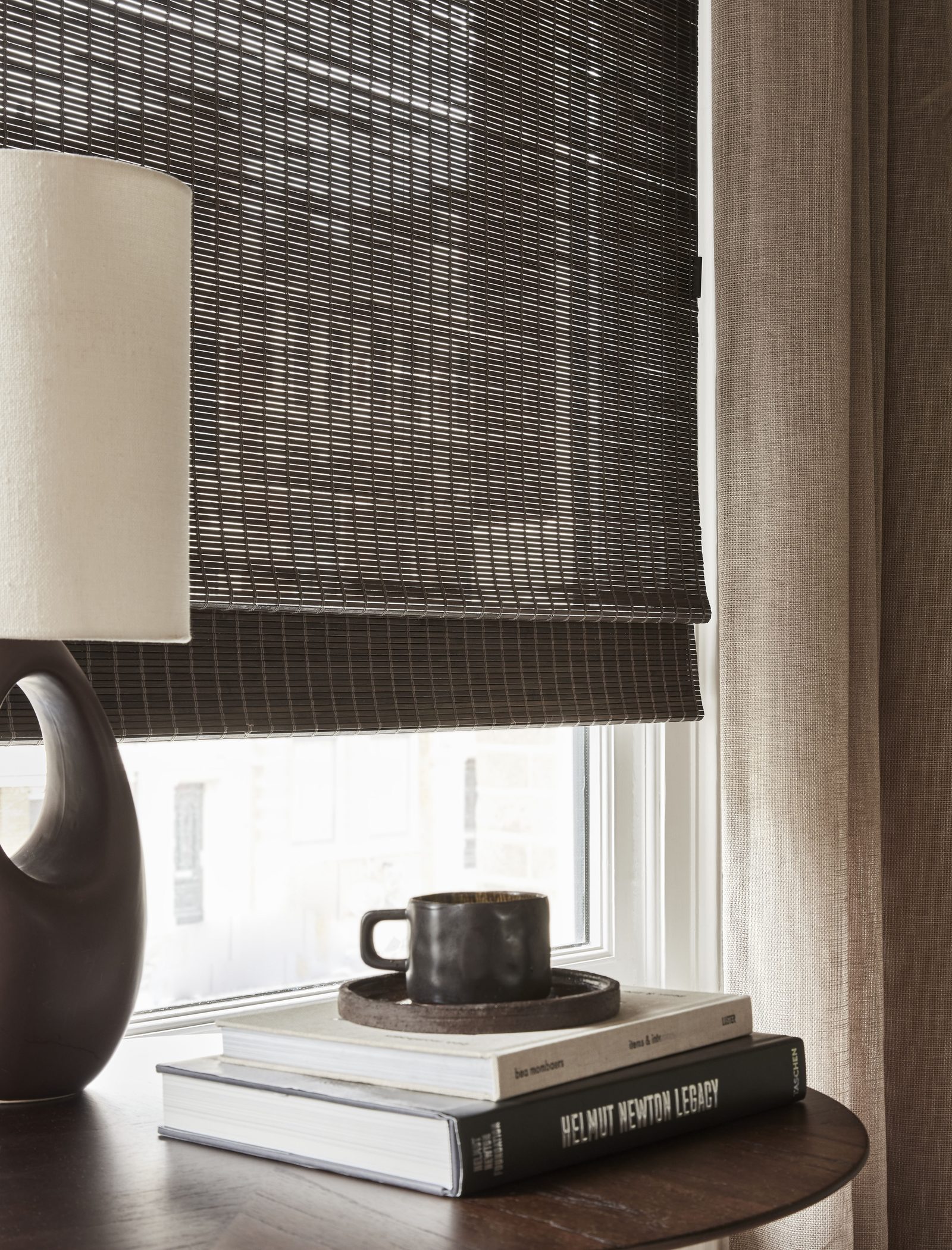 Interieur met vouwgordijn van bamboe